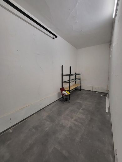2 Einmalige Ladenlokale in stark frequentierter Lage mit ca. 280 m2 und 103 m2 Gewerbefläche – Lager