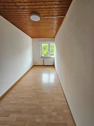 Kapitalanlage mit hoher Rendite: Helle sanierte Wohnung mit Balkon – klein Zimmer ca 10m²