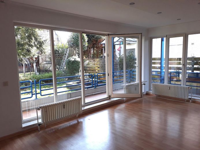 Bel appartement de 2 pièces à Bad Honnef, Rhöndorf, 68 m² – Wohnzimmer mit Balkon