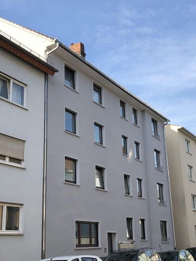 Sanierte Wohnung mitten in Gießen, trotzdem ruhig und sicher mit hohem Freizeitwert – Strassenansicht des Hauses