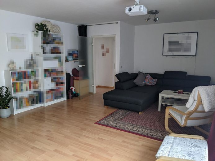 Zentral gelegene, gepflegte 3,5-Zimmer-Wohnung mit EBK in Karlsruhe – Wohnzimmer