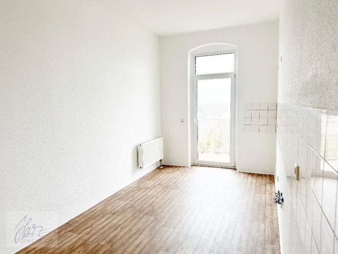 ***EXKLUSIVE 2-RAUM-ALTBAUWOHNUNG MIT STUCKDECKEN &amp; " BALKONEN *** Wohnen im Herzen von Alt-Riesa – Küche mit Blick Richtung großem Balkon