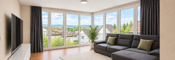 Moderno appartamento di 3 locali con loggia vetrata, 2 balconi e 2 posti auto in garage sotterraneo – Großzügiger Wohn-/Essbereich