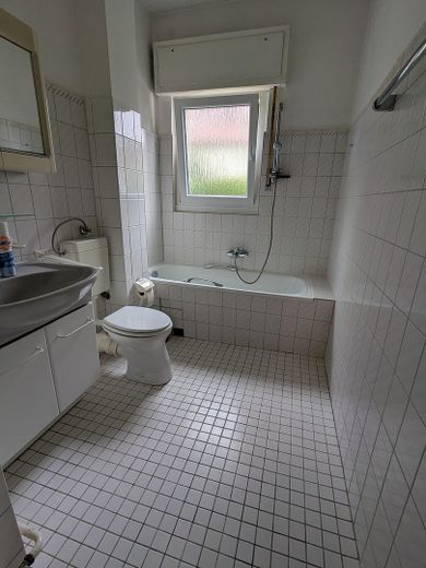 Tageslichtbad mit Badewanne