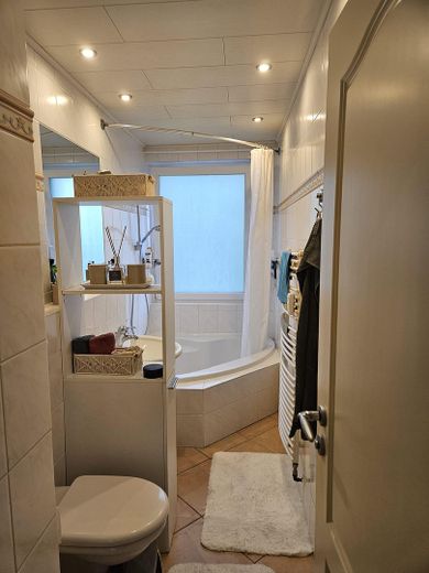 Diese gemütliche 3-Zimmer-Wohnung liegt zentral in Lübeck nahe der Autobahn – Bad