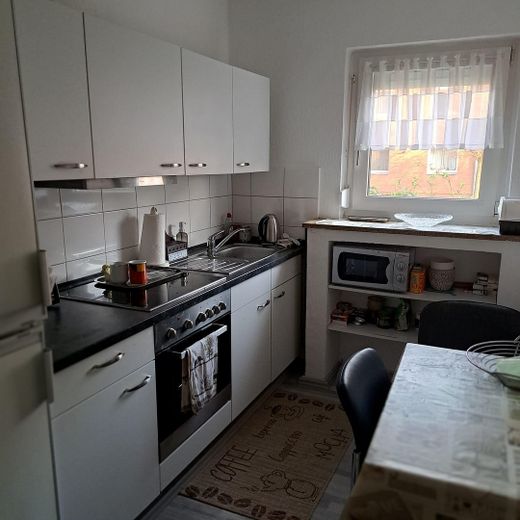 Einziehen, wohlfühlen, leben - möbliertes Apartment – Moderne Einbauküche