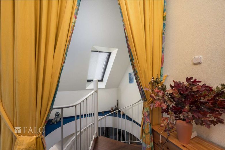Helle Maisonette-Wohnung mit Terrasse, Fußbodenheizung und eigenem Saunaraum – Treppenhaus
