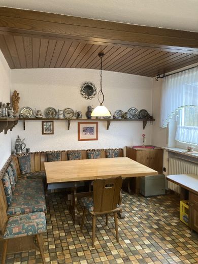 Große Küche mit Essbereich