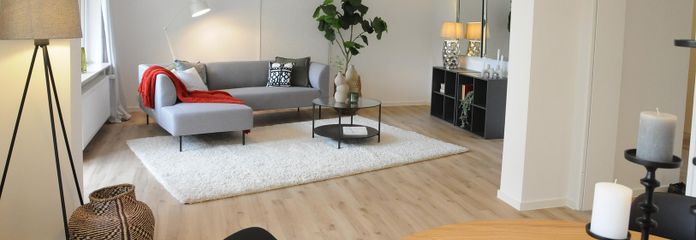 Zentral wohnen mit Wellness-Komfort – Sehr großzügiges Wohnzimmer