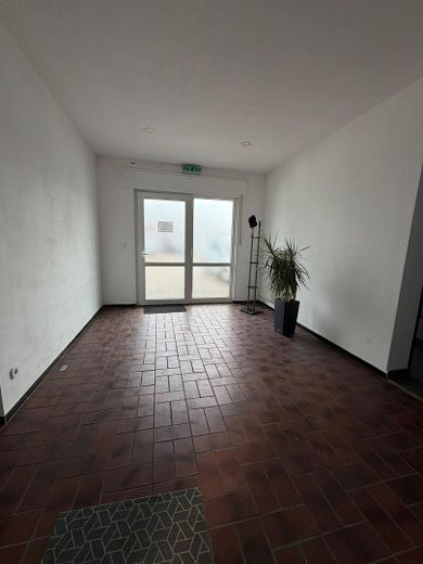 ¡Inmueble comercial versátil con superficie de oficinas en una ubicación comercial privilegiada! – Foto 3
