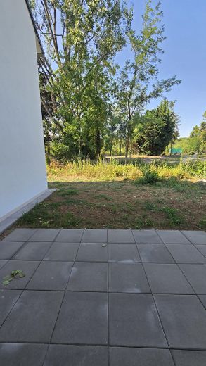 Derede yaşamak - bahçeli ve yeşilliğe bakan aile için modern yeni yapım sıra evi – Blick von der Terrasse