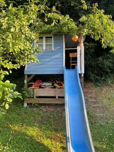 Merkezi konumda müstakil şehir villası, tek ailelik ev, büyük bahçe – Spielhaus Garten