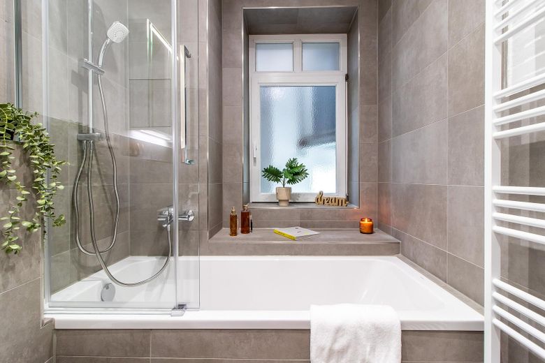 Frei & neu modernisiert - energieeffizienter Wohntraum mit Wellness-Bad & Balkon in Top-Lage – Badezimmer