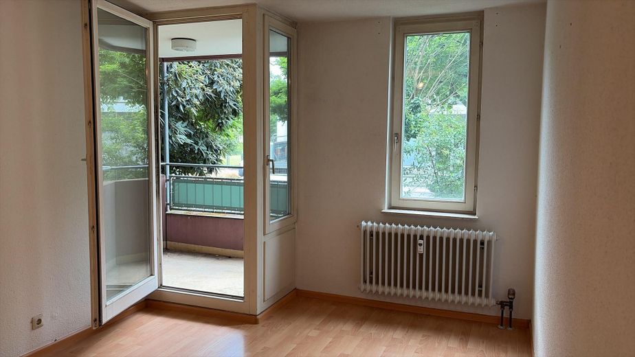 Ab 1.9.26: komplett renovierte 2er-WG mit neuer Küche & neuem Parkett – Nähe Seepark & Straßenbahn – kleineres Zimmer 1; Bild 1