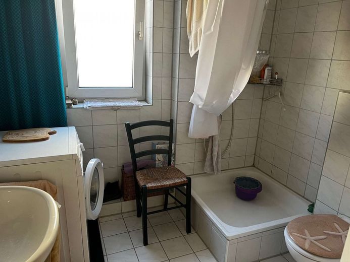 helle Fliesen und Dusche