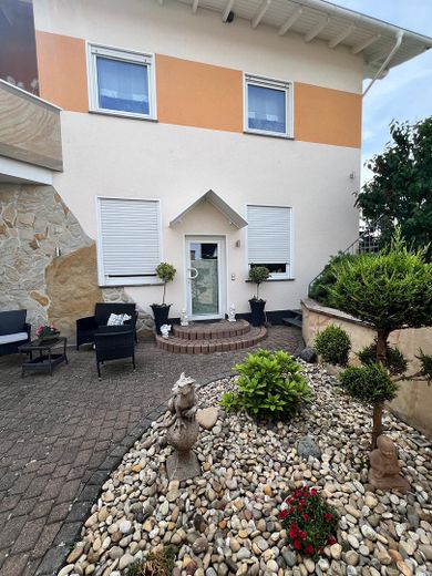 Mehrgenerationenhaus mit zwei Wohneinheiten, Garten und Pool – Eingang zum Studio/Gewerbe