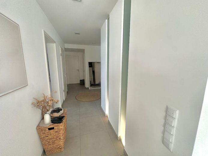 Moderno piso de 3 habitaciones en planta baja con jardín, eficiencia energética A+ – Diele
