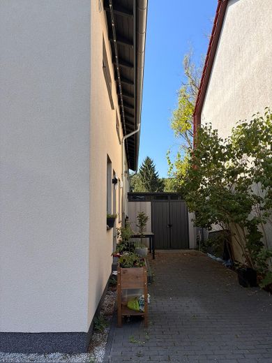 **FLATERATE MIETE!** 2R. Wohnung (BJ2019), inkl. hochwertiger Küche (EBK), FBH, Wallbox, – Hausansicht
