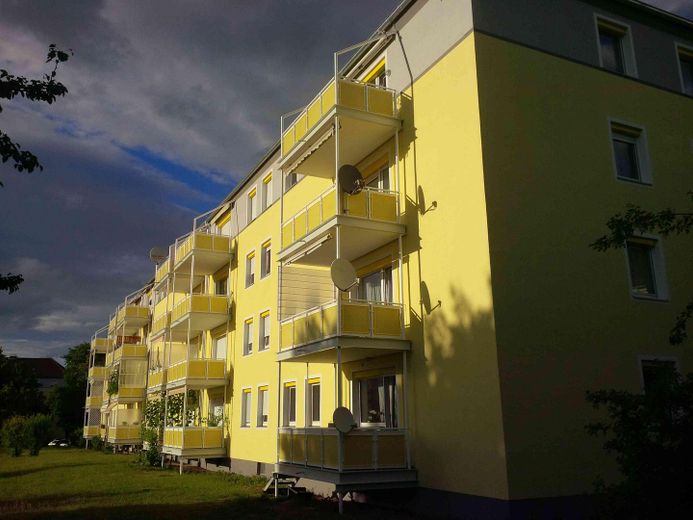 renov.bedürft. 3,5-Zi-Whg mit Balkon und EBK samt sep. DG-Whg. im Rohbau, in freundl. MFH in HN – Außenansicht Balkonseite Süd