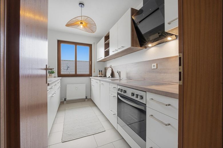 Renovierte 2,5-Zimmer-Wohnung mit Balkon, Einbauküche und Tiefgaragenstellplatz in Ostfildern – Küche