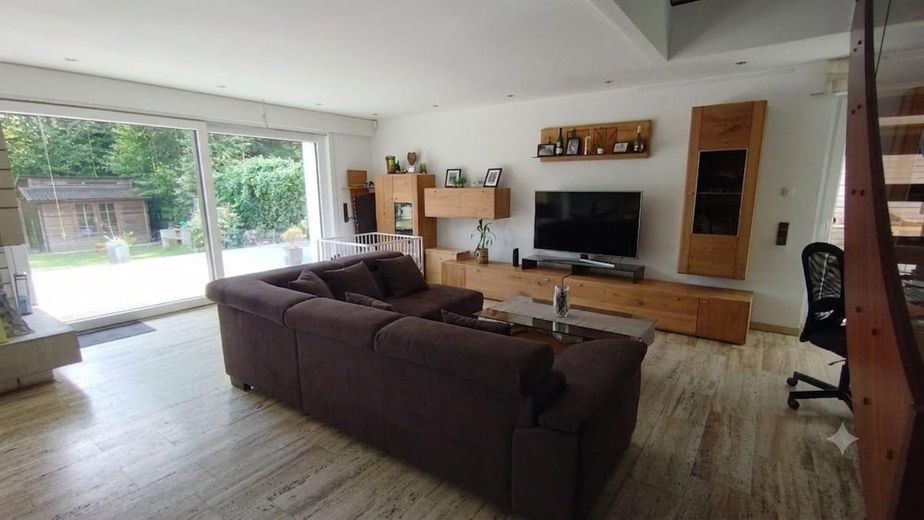 Exklusives Mehrfamilienhaus im westlichen Stadtteil von Lüdenscheid zu verkaufen – Wohnzimmer mit Gartenblick