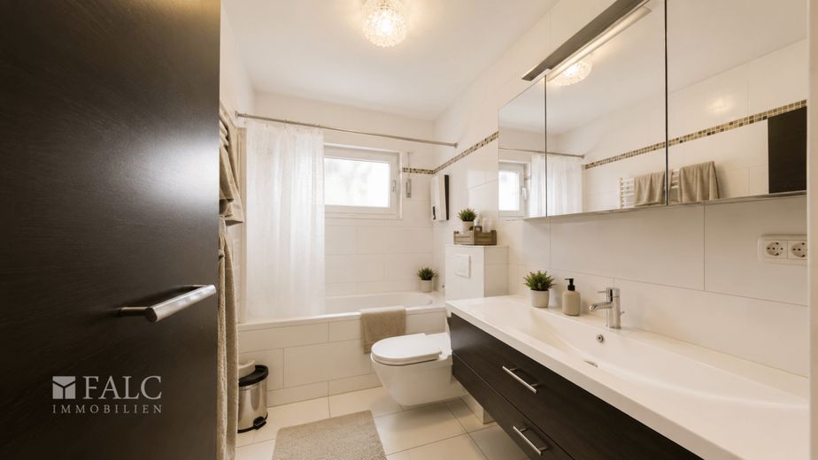 Familienfreundlicher Bungalow in gefragter Wohnlage! – Badezimmer - (KI generiert)