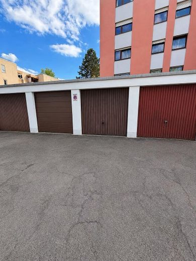 von Privat Eigentumswohnung  Großzügige 4-Zimmer-Wohnung in Olewig mit Balkon, Garage und Stellplatz – Garage mit Stellplatz davor