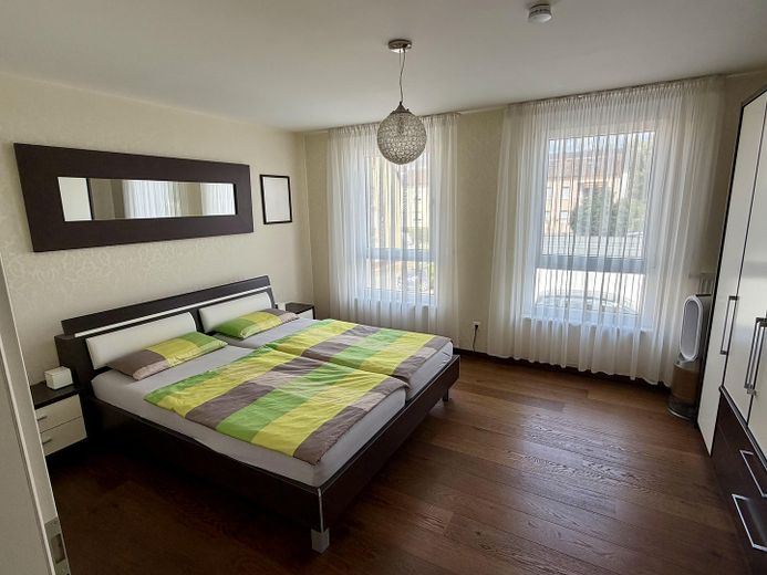 Trasferirsi e sentirsi a casa: casa a schiera di testa KfW-55 con giardino e ampia terrazza sul tetto – Schlafzimmer