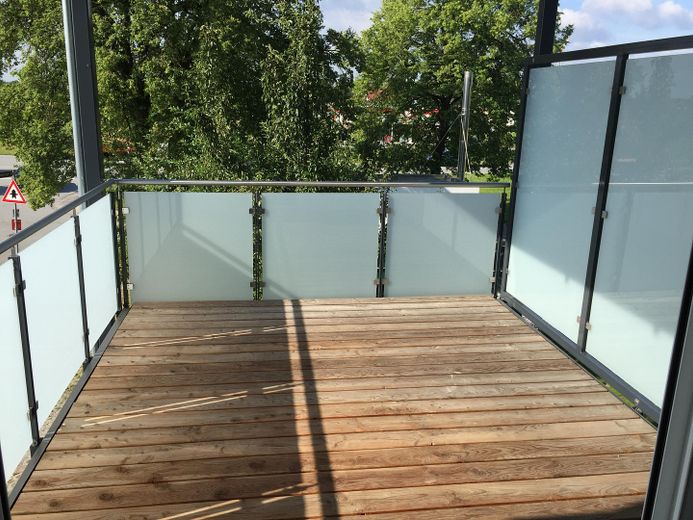 Lichtdurchflutete und neu renovierte 3,5-Zimmer Wohnung mit Terrasse und EBK - Nr. 4 – Terrasse
