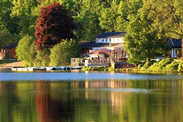 Einzigartiges Freizeitareal in Wasserlage: Gastronomie, Camping und Steganlagen