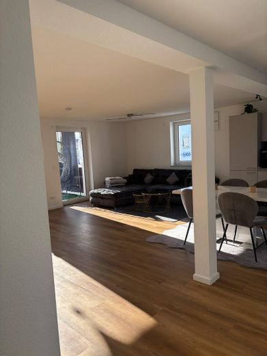 شقة جديدة مُجددة بالكامل من 4 غرف بمساحة 111م2 مع شرفة كبيرة – Esszimmer Wohnzimmer