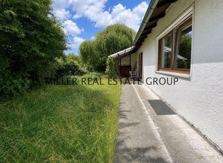 Renovierungsbedürftiges Einfamilienhaus mit großem Grundstück, Garten, Garage und Ausbaupotenzial in Ingolstadt-Pettenhofen! – Außenansicht