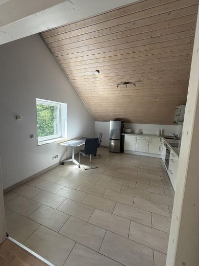 Spacious Modern Semi-Detached House with Potential – OG Wohnküche m hochw. Fliesen