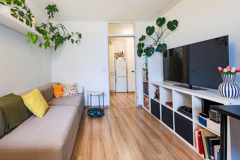 Commission-free 2-room apartment with balcony & garage in Konstanz – Wohnzimmer