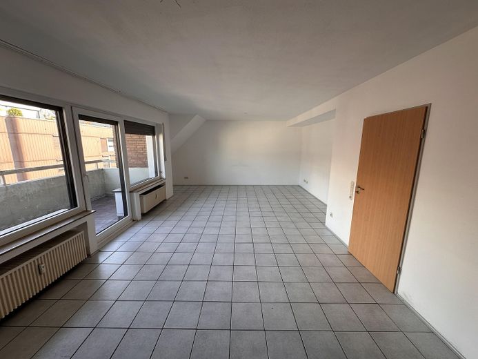 Wohnen im Zentrum – 3-Zimmer-Wohnung mit Balkon und Einbauküche in Langenfeld – Wohn-/Essenbereich 2