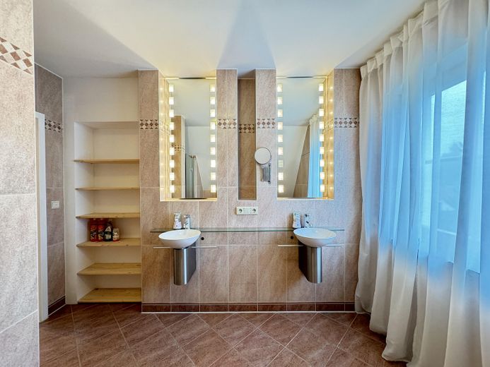 Wunderschönes Haus mit Pool und Sauna (teilmöbeliert) – Foto 12