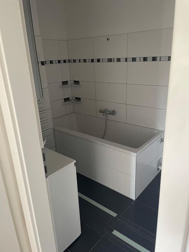 3-room apartment with balcony and underground parking space – Badezimmer