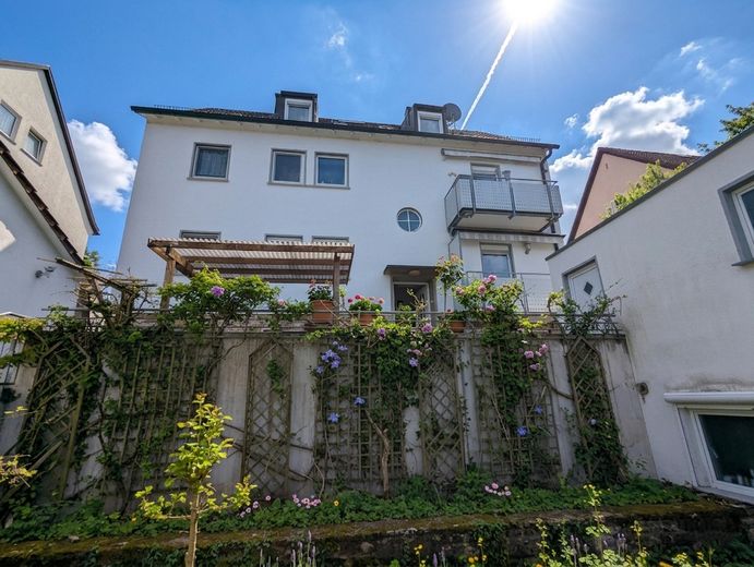 WG geeignete 4 Zimmer-DG-Whg mit Holzfußboden, Balkon, Wohnküche – Haus Rückansicht