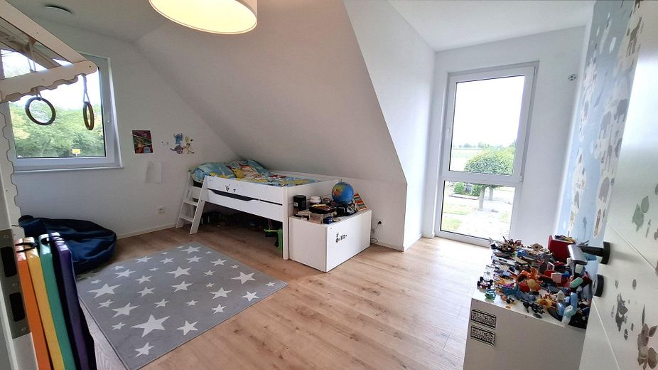 neuwertiges Einfamilienhaus mit der Doppelgarage – Kind1
