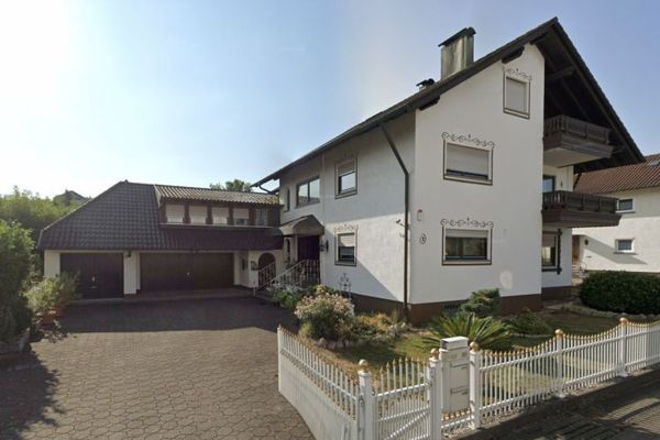 Attraktives Mehrfamilienhaus mit 4 Wohnungen und idyllischem Garten in ruhiger, begehrter Lage.