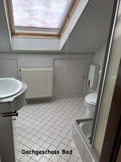 Twee-gezinswoning in een rustige woonomgeving – Bad im Dachgeschoss
