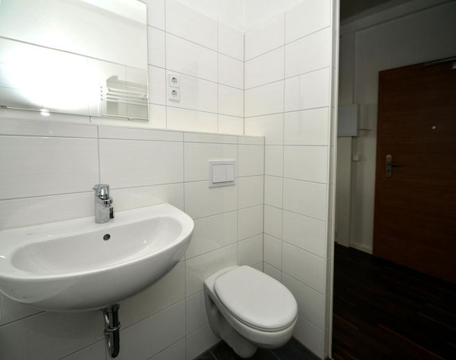 Schau bei uns vorbei: Helles modernes 3 Zimmer Apartment mit top Aussicht über Halle – Bad und Flur