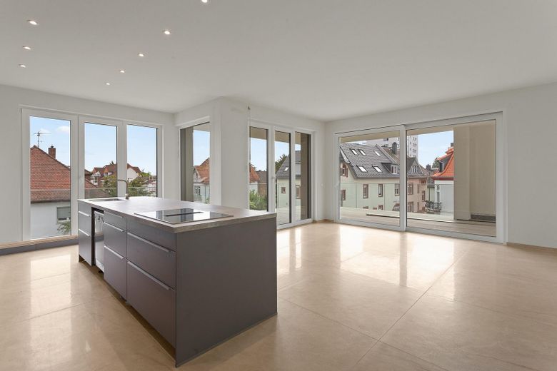 4-Zimmer-Wohnung mit hochwertiger Einbauküche und großem Balkon zu vermieten! – Offene Küche 