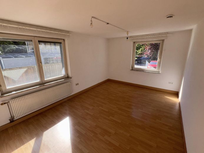 Tanie 3-pokojowe mieszkanie (ok. 63 m2) z aneksem kuchennym w spokojnej lokalizacji mieszkalnej Lichtenau! – Wohnzimmer