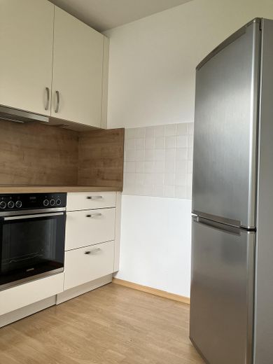 Bezugsfreie 2-Zimmerwohnung in attraktiver Lage in Hallbergmoos – Einbauküche mit Kühlschrank