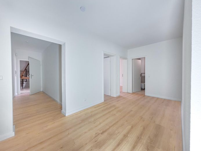 Blick auf die Andreaskirche – sanierte 3-Zimmer-Wohnung, Hildesheim Altstadt – Flurblick Richtung Eingang