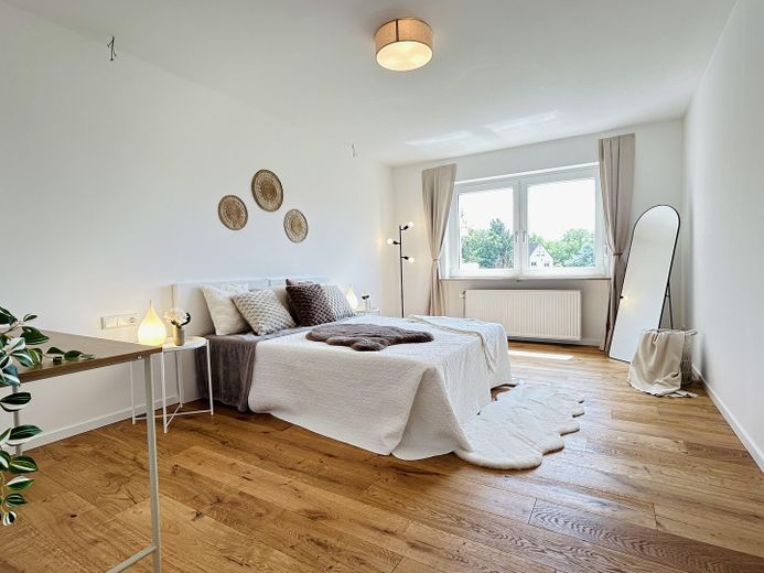 Prov.-frei! Hochw. sanierte 3-Zi.-ETW mit 2 Balkonen & 2 Stpl. in WÜ-Versbach – Schlafzimmer
