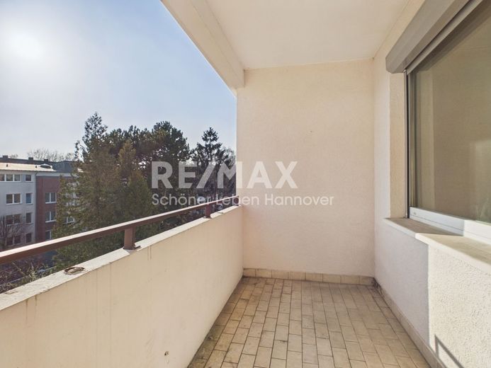 *reserviert* Renovierungsbedürftige, sonnige 3 Zimmer- Wohnung – Loggia