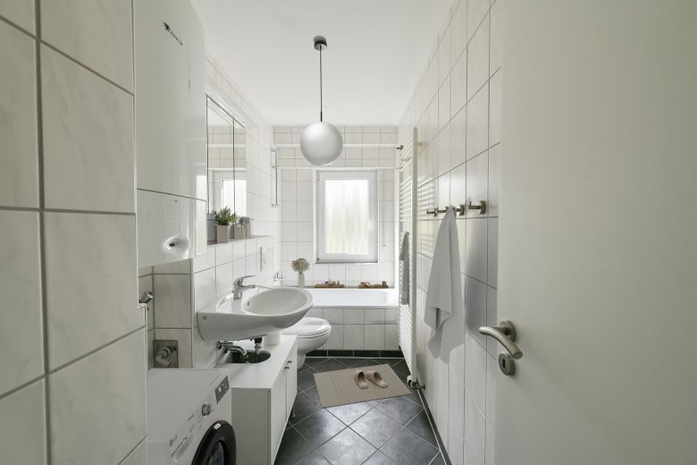 Attraktive, schöne und helle 3-Zimmer-Wohnung mit Balkon – Badezimmer