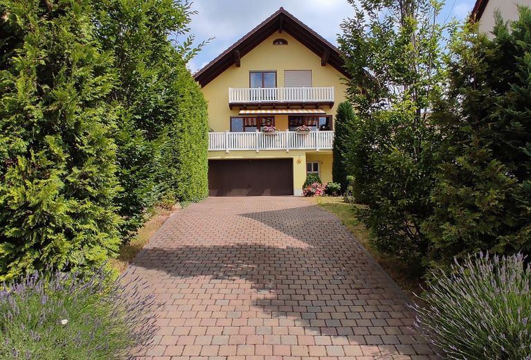 Hausansicht mit Zufahrt